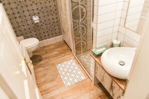 Een haardroger, handdoeken, zeep, shampoo