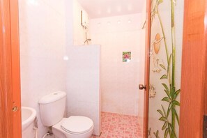 Standardzimmer | Badezimmer | Dusche, kostenlose Toilettenartikel, Handtücher
