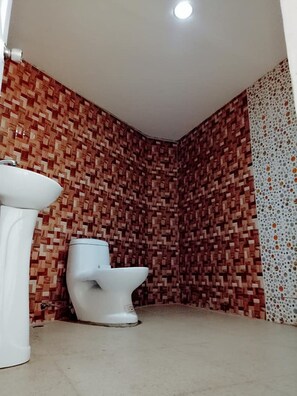 Familjelägenhet - 2 sovrum - utsikt mot stranden | Badrum | Dusch och gratis toalettartiklar