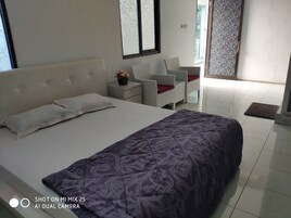 Suite familiar, 1 cama de matrimonio grande (Bukti menikah wajib untuk pasangan) | Servicio de la habitación