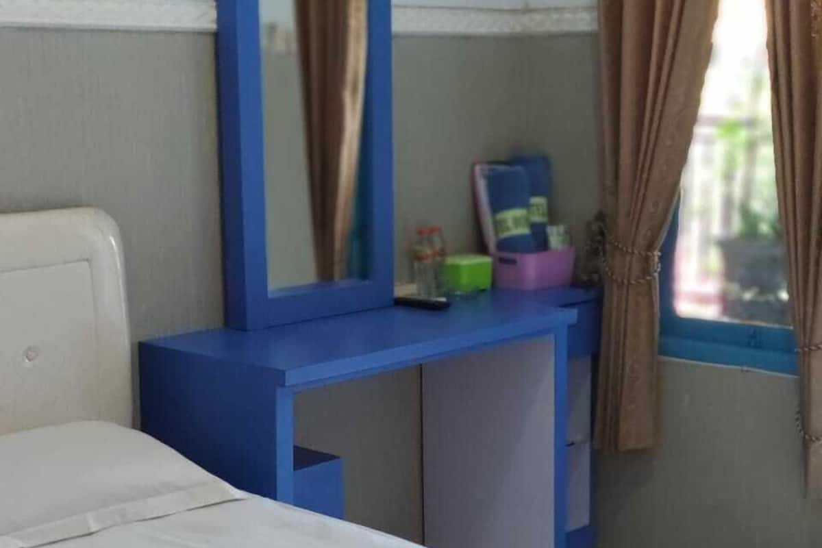Quarto casal superior, 1 cama de casal (Bukti menikah wajib untuk pasangan) | Escrivaninha, camas extras/dobráveis (sobretaxa), Wi-Fi de cortesia