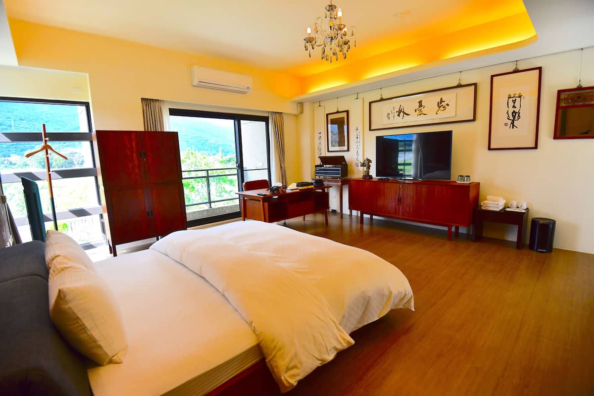 Deluxe Double Room, Non Smoking, Mountain View | Desk, blackout drapes, rollaway beds, free WiFi