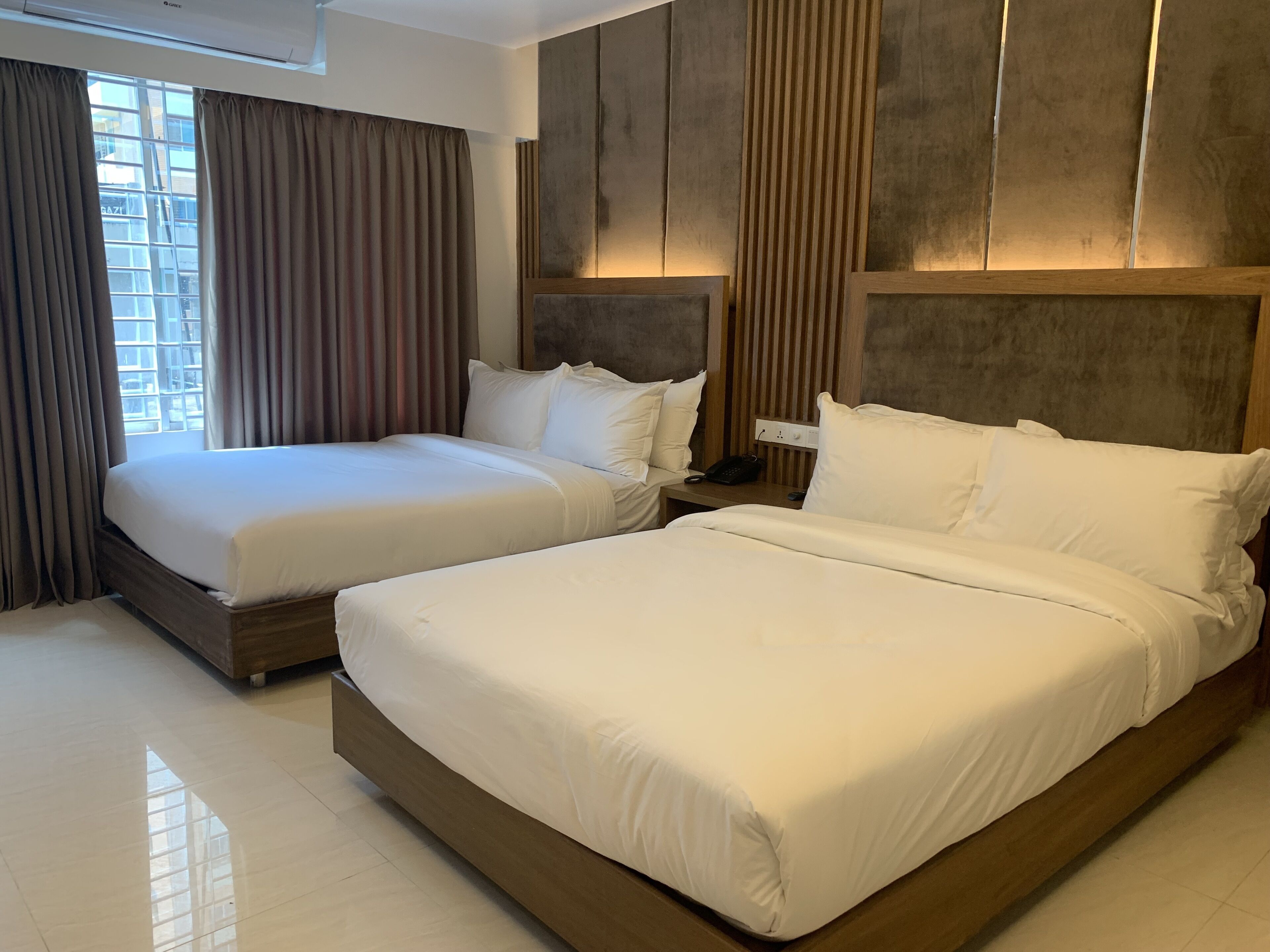 Kamar Keluarga, 2 Tempat Tidur Queen, pemandangan kota | Meja kerja, Wi-Fi gratis, dan seprai linen