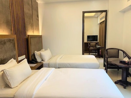 Escritorio, wifi gratis y ropa de cama