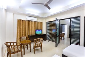 Family Suite | Desk, free WiFi, bed sheets - Hotel Holy Gate (Sylhet)