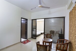 Escritorio, wifi gratis y ropa de cama 