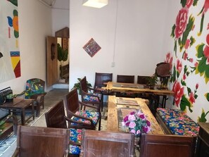 供应早餐，本地与国际菜