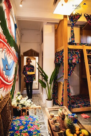 办公桌、免费 WiFi