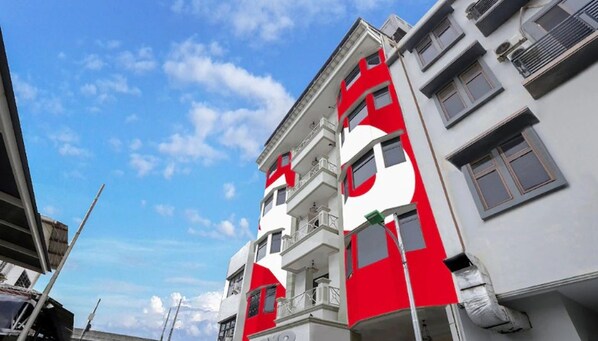 Un edificio a più piani con balconi e ampie finestre.