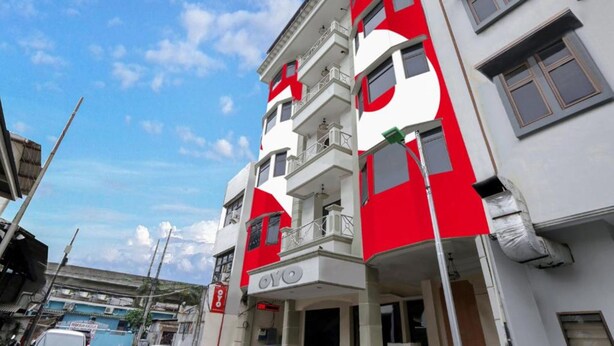A multi-story building with balconies and a sign that reads "OYO". - Collection O Mangga Besar Near Lokasari Square Formerly 45 Residence (Jakarta)