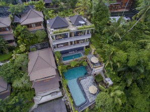 Deluxe Room, 1 King Bed, Non Smoking, Mountain View | Garden view