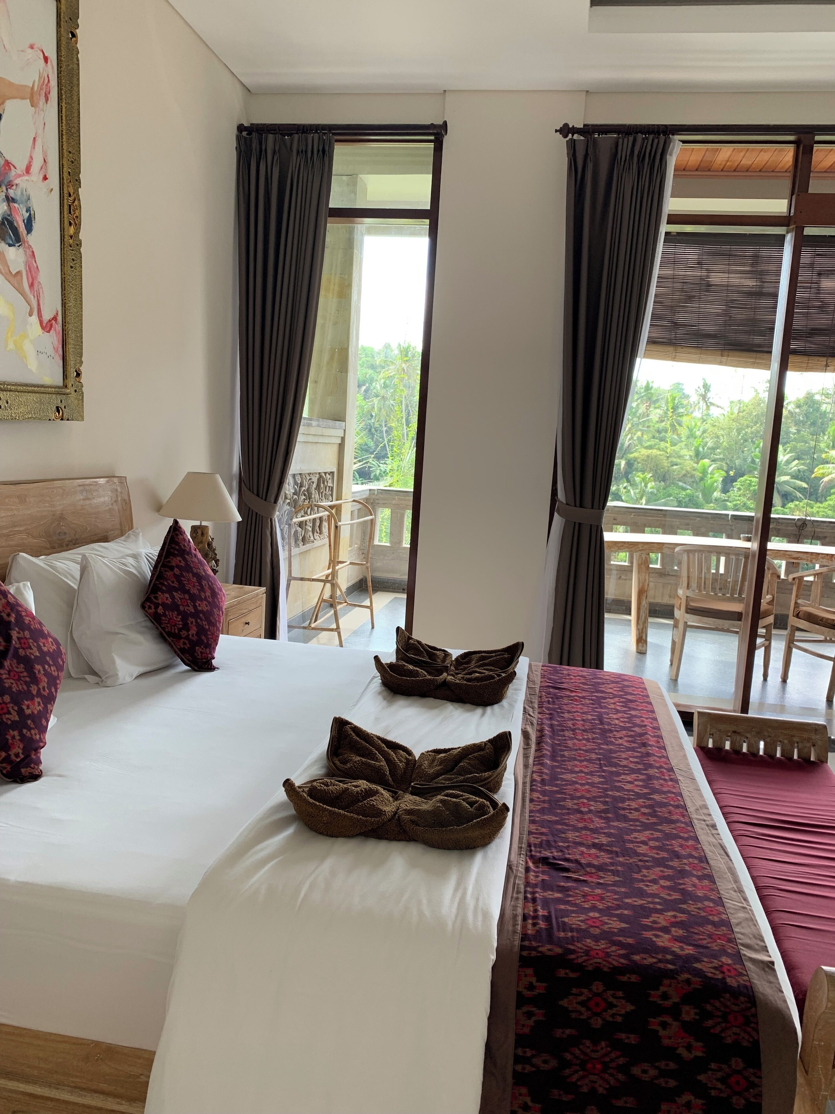 Deluxe Room, 1 King Bed, Non Smoking, Mountain View | 6 bedrooms, pillowtop beds, free minibar, in-room safe