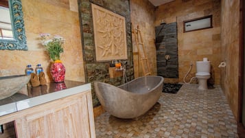 Deluxe-Zimmer, 1 King-Bett, Nichtraucher, Bergblick | Badezimmer | Badewanne und Dusche (separat), Quellwasserbad