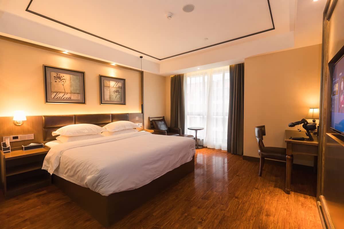 Habitación doble Premium | Caja de seguridad en la habitación, escritorio y cortinas blackout