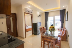Suite Apartment | 高档床上用品、羽绒被、加厚床垫、办公桌