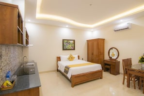 Bộ đồ giường cao cấp, chăn bông, nệm có lớp đệm bông, bàn 