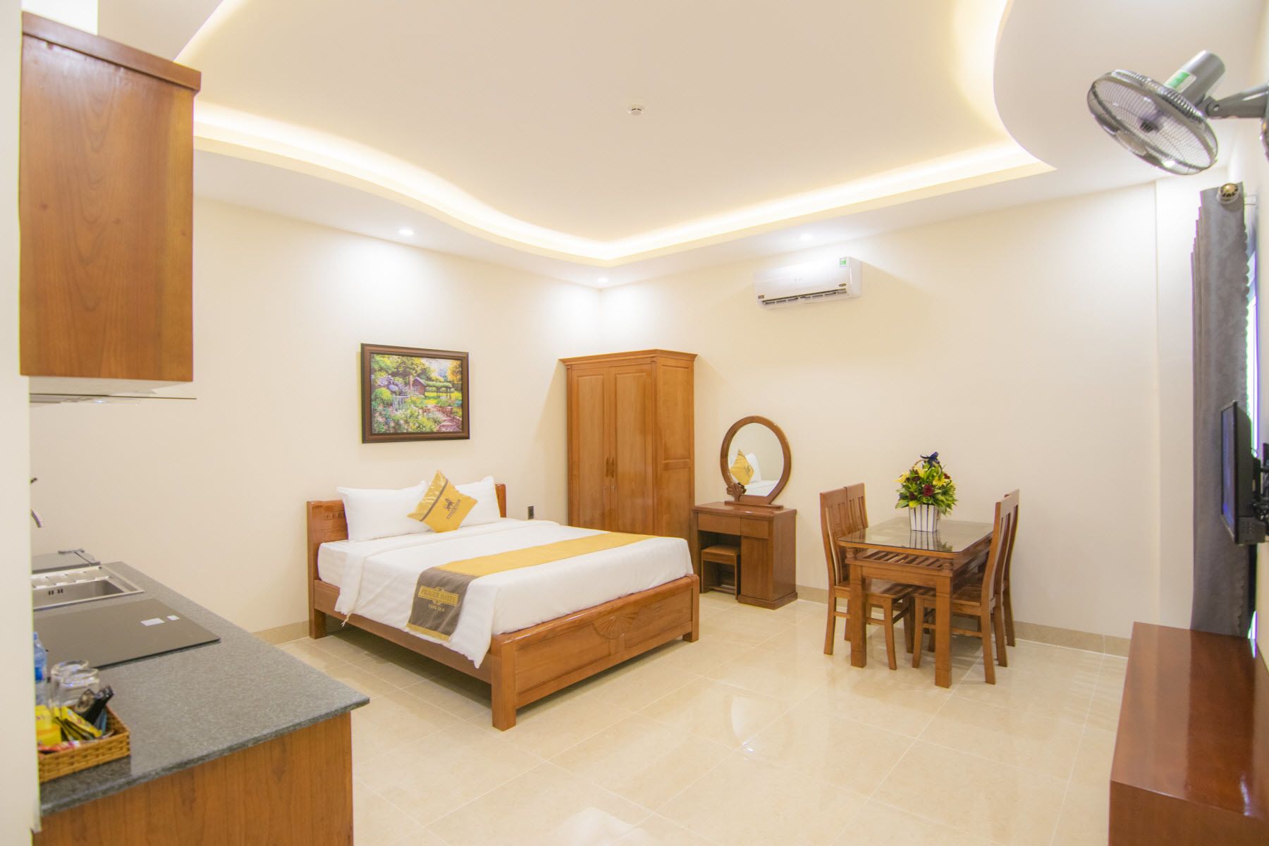 Deluxe Apartment | Premium bedding, down comforters, pillowtop beds, desk