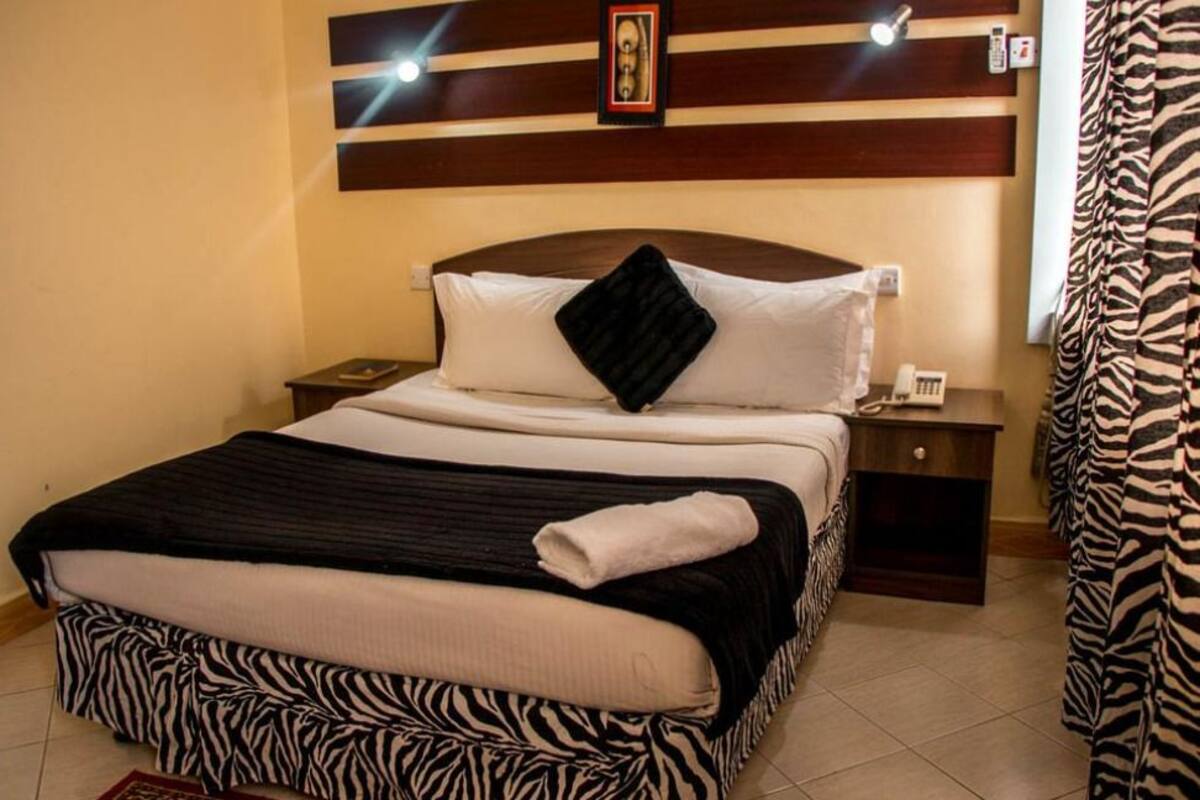 Double or Twin Room | Minibar, desk, free WiFi, bed sheets