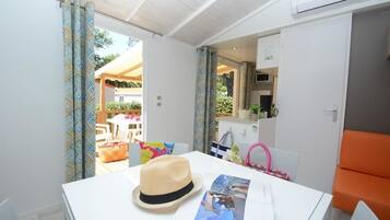 Mobile Home, 3 Bedrooms | Living area