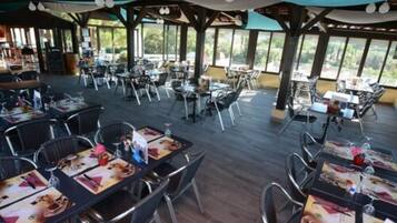 Melayani makan siang dan makan malam dengan sajian masakan daerah