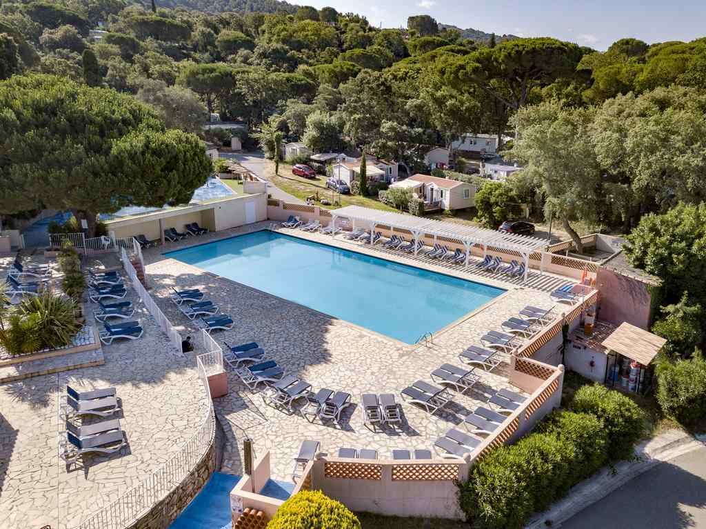 Piscine extérieure (ouverte en saison), parasols de plage