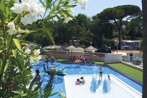 Piscine extérieure (ouverte en saison), parasols de plage