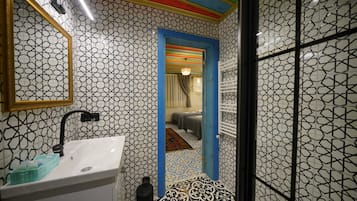 101 Comfort 3 Adults Room | Bathroom | Shower, free toiletries, hair dryer, slippers