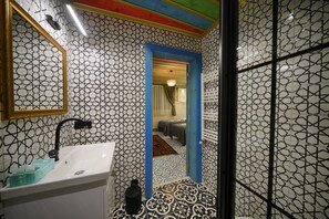 101 Comfort 3 Adults Room | Bathroom | Shower, free toiletries, hair dryer, slippers