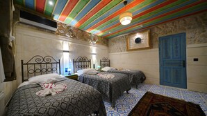 101 Comfort 3 Adults Room | Peti besi dalam bilik, ruang kerja komputer riba 