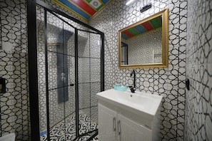 101 Comfort 3 Adults Room | 浴室 | 淋浴設備、免費梳洗用品、風筒、拖鞋