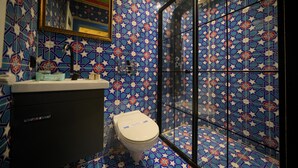 103 Standard Twin Room | Bilik Mandi | Pancuran mandi, kelengkapan dandanan diri percuma, pengering rambut 