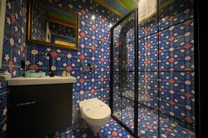 103 Standard Twin Room | Baño | Ducha, artículos de higiene personal gratuitos y secador de pelo