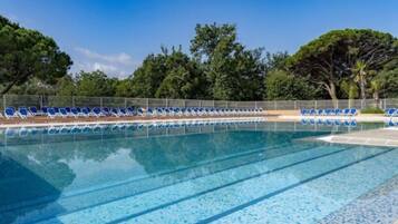 Utendørsbasseng, bassengparasoller og solsenger