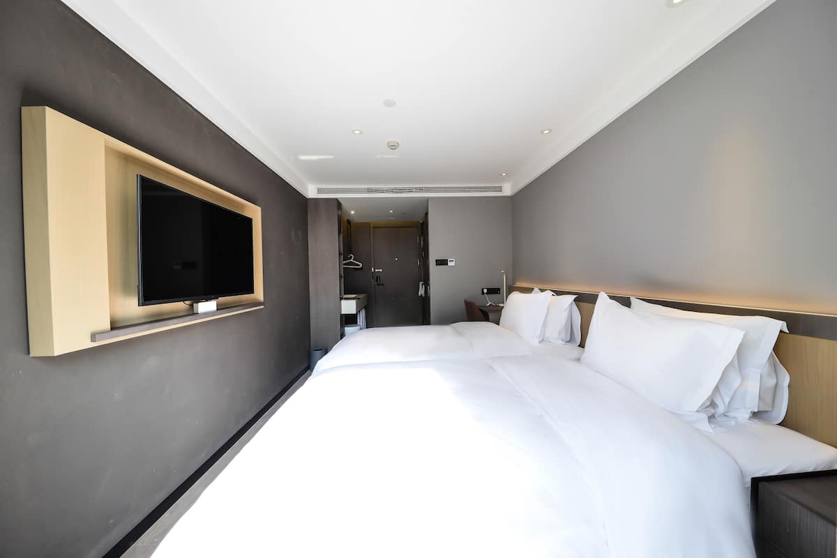 Cubrecamas, decoración personalizada, muebles diferentes y escritorio