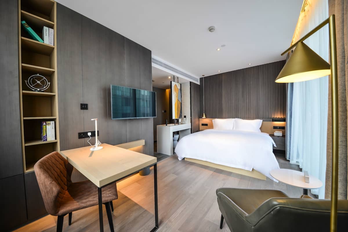 Cubrecamas, decoración personalizada, muebles diferentes y escritorio