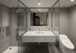Kostenlose Toilettenartikel, Haartrockner, Hausschuhe