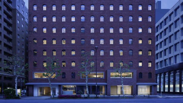 Un edifici de diverses plantes amb una façana uniforme d'ampitjats rectangulars.