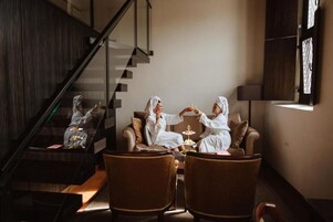 Deluxe Suite, 1 Queen Bed, Non Smoking | Individually decorated, individually furnished, iron/ironing board