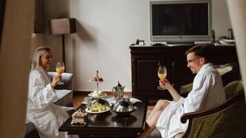 Superior Apartment, 1 King Bed, Non Smoking | Individually decorated, individually furnished, iron/ironing board