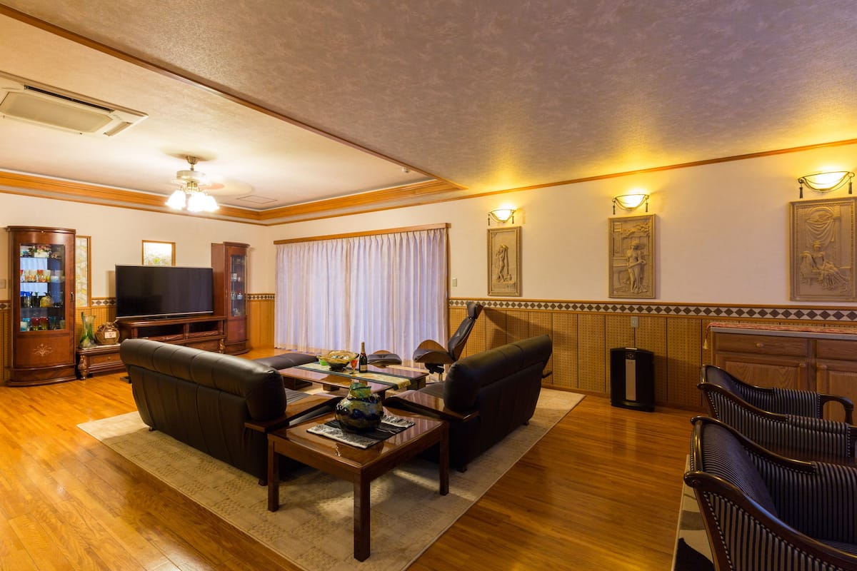 Deluxe suite (with Garden) | Woonkamer | Flatscreentelevisie