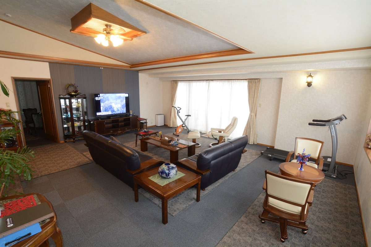 Superior suite | Woonkamer | Flatscreentelevisie