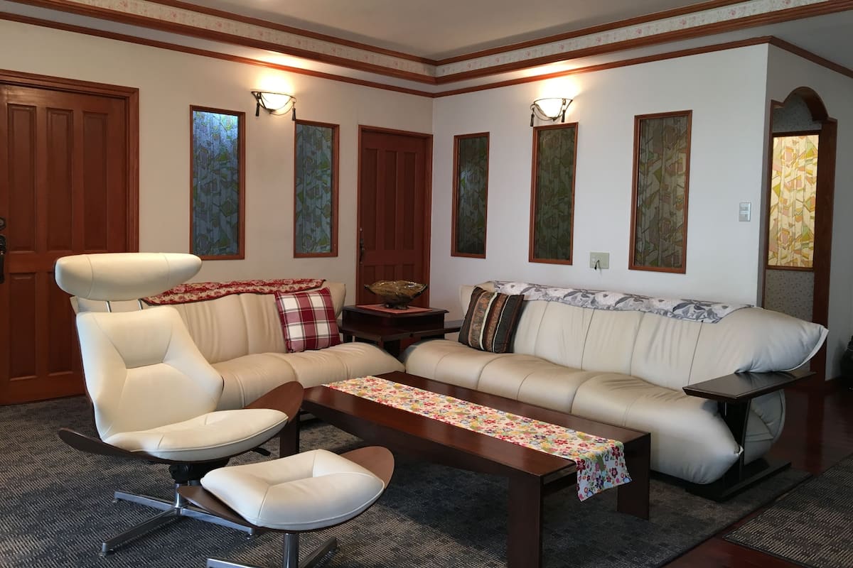 Deluxe suite (with Open Air Bath) | Woonkamer | Flatscreentelevisie