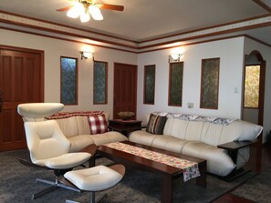 Suite Deluxe (with Open Air Bath) | Soggiorno | TV a schermo piatto