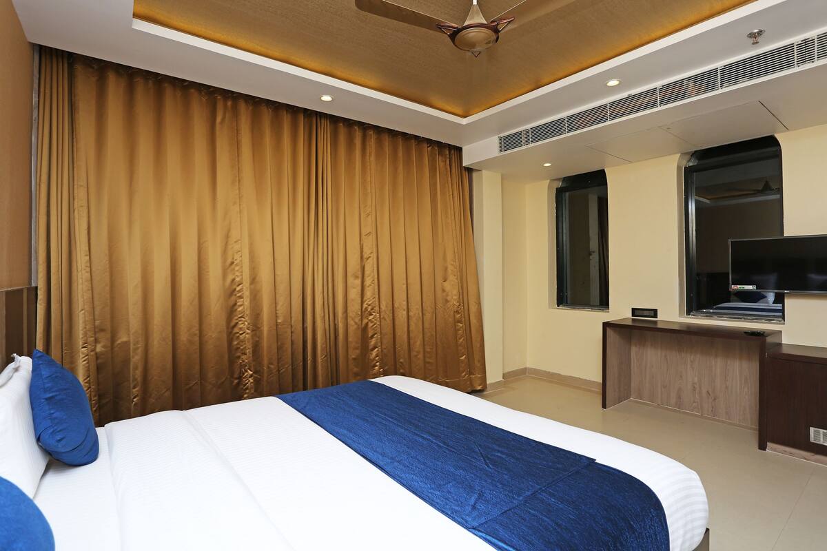 Orchid Supreme | Egyptian cotton sheets, premium bedding, in-room safe, soundproofing