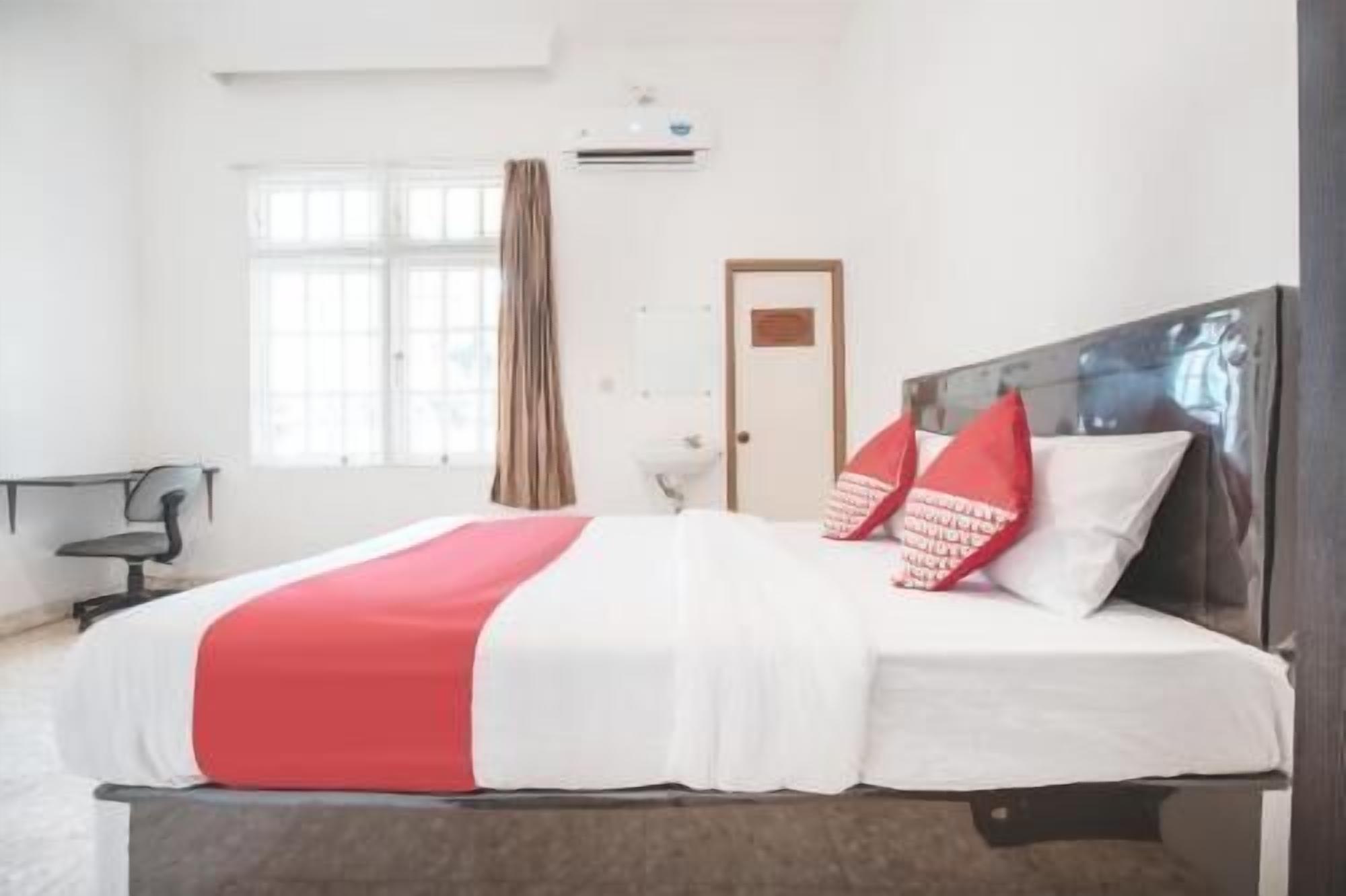 Een bureau, gratis wifi, beddengoed