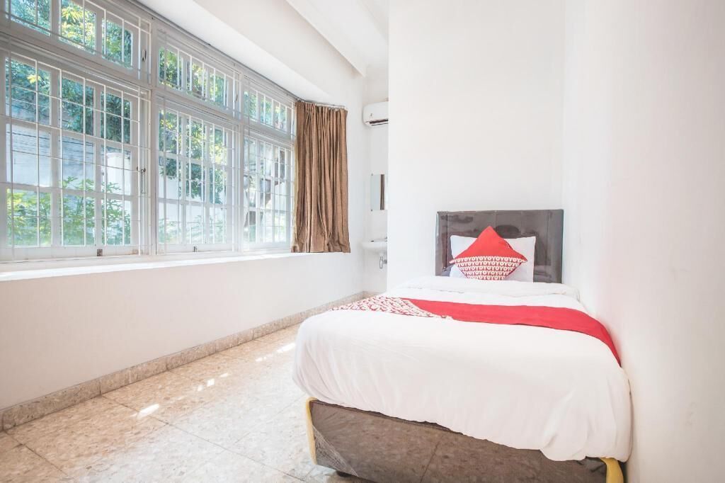 Een bureau, gratis wifi, beddengoed