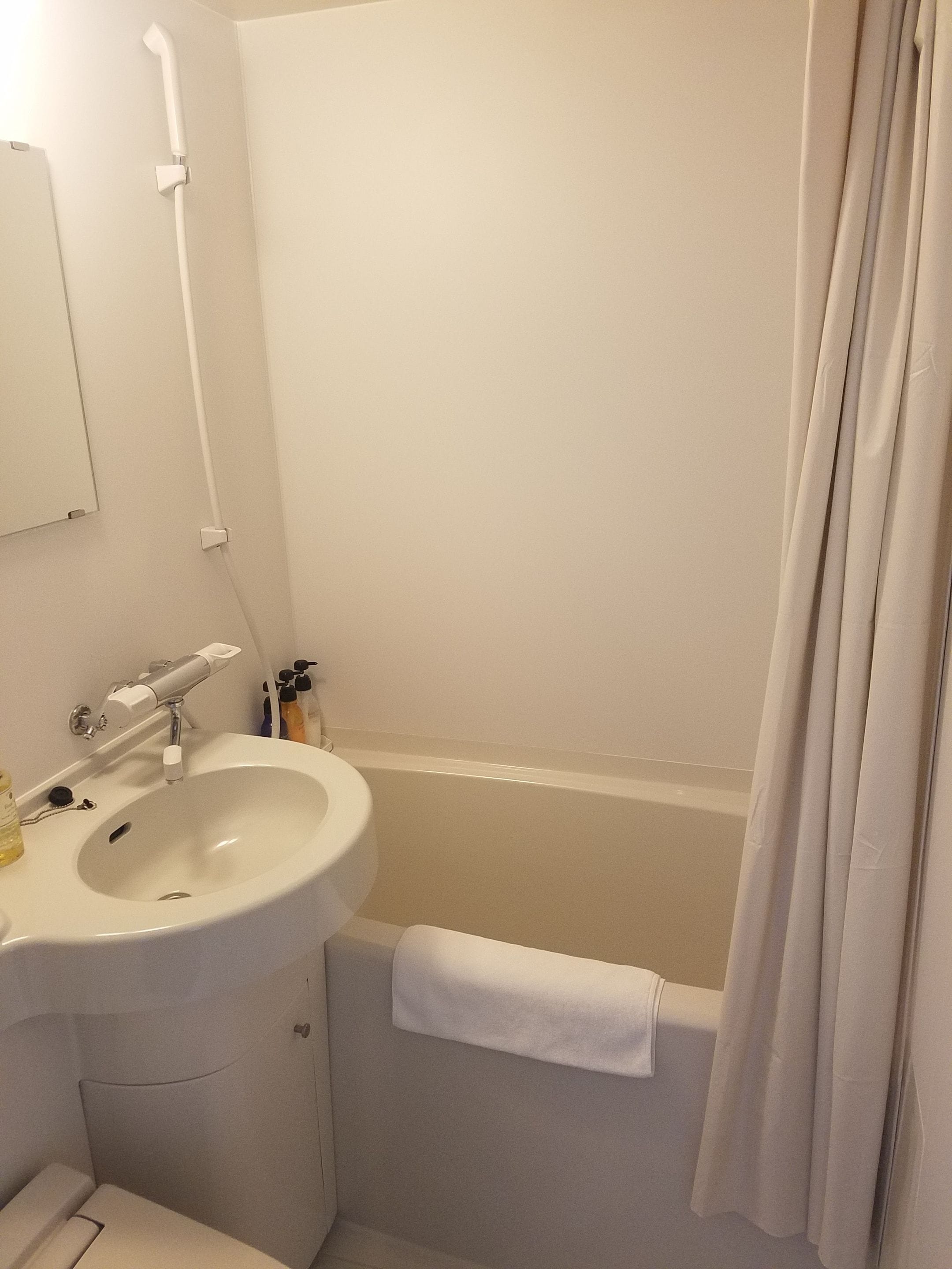 combined shower/bathtub, deep-soaking bathtub, free toiletries