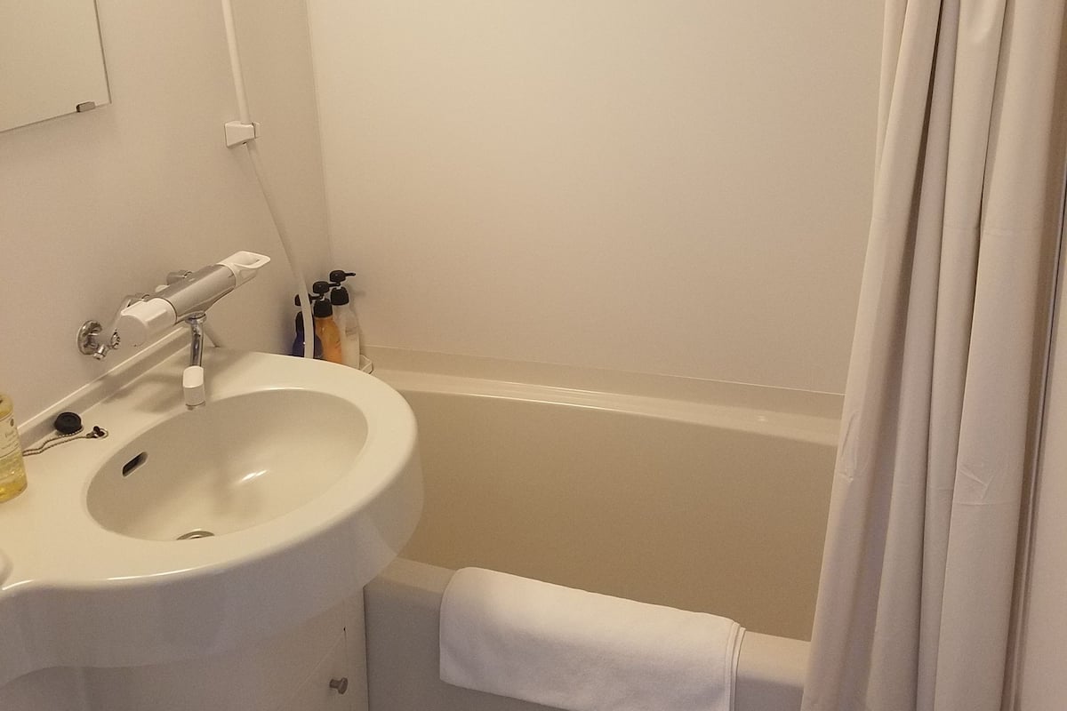 combined shower/bathtub, deep-soaking bathtub, free toiletries