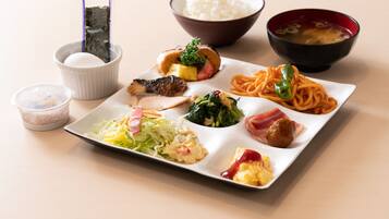 Daily buffet breakfast (JPY 1200 per person)