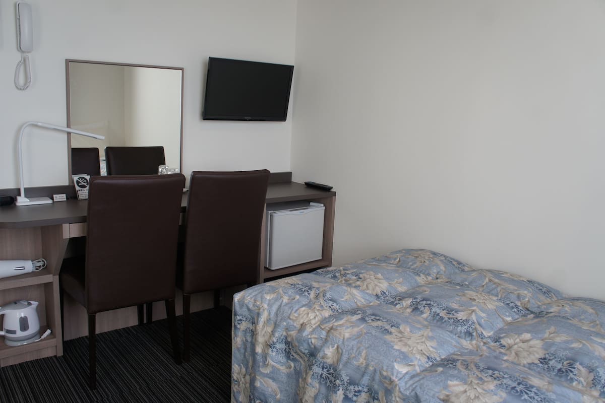 basic single room, non smoking | in-room safe, desk, free wifi, bed sheets